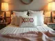kissenbezug-xoxo-wie-sie-ihrem-schlafzimmer-eine-persoenliche-note-geben